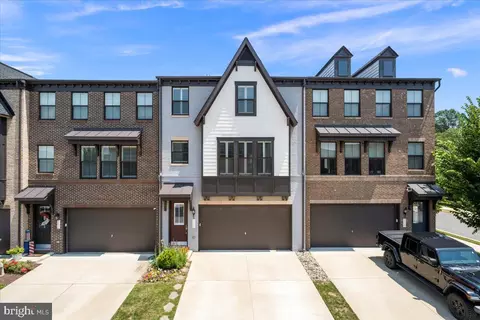 8125 Bock Farm Pl, Alexandria, VA 22306
