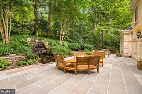 Exterior - 1111 Crest Ln, Mclean, VA 22101 photo 4 of 4