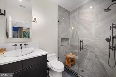 Bath - 1111 Crest Ln, Mclean, VA 22101 photo 5 of 10