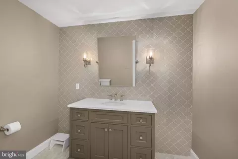 Bath - 1111 Crest Ln, Mclean, VA 22101 photo 9 of 10