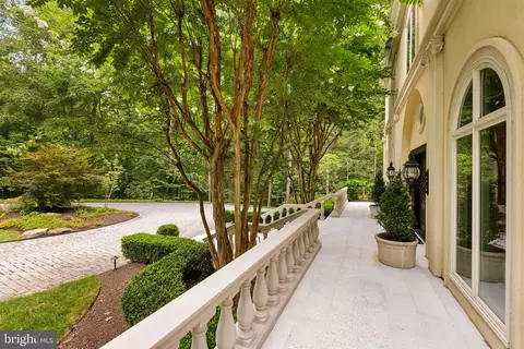 Exterior - 1111 Crest Ln, Mclean, VA 22101 photo 3 of 4