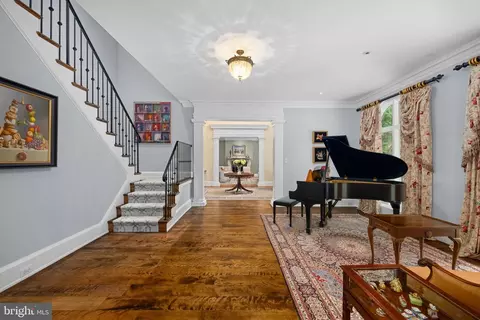 Entry Way - 1111 Crest Ln, Mclean, VA 22101 photo 2 of 7