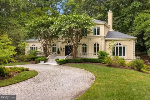 Exterior - 1111 Crest Ln, Mclean, VA 22101 photo 2 of 4