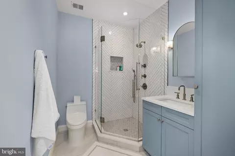 Bath - 1111 Crest Ln, Mclean, VA 22101 photo 7 of 10
