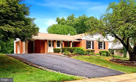 1940 Powhatan St, Falls Church, VA 22043