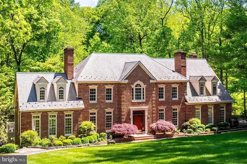 10112 High Hill Ct, Great Falls, VA 22066
