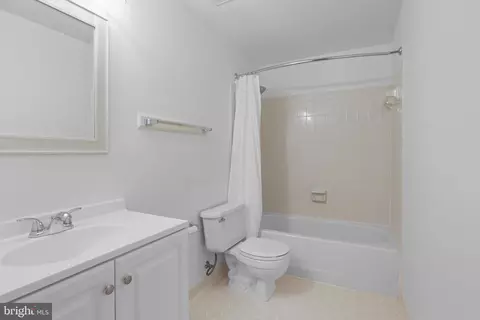 Bath - 6906 Trillium Ln, Springfield, VA 22152 photo 7 of 7