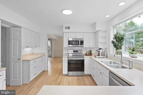Kitchen - 6906 Trillium Ln, Springfield, VA 22152 photo 3 of 5