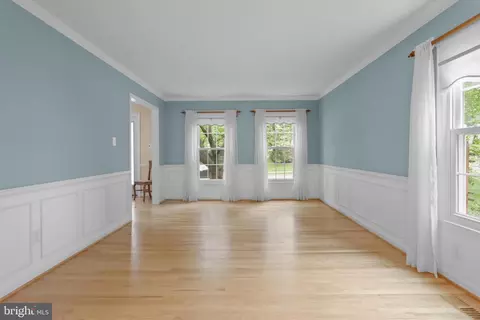 Living - 6906 Trillium Ln, Springfield, VA 22152 photo 2 of 4