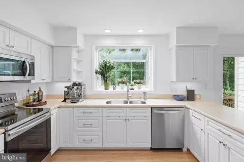 Kitchen - 6906 Trillium Ln, Springfield, VA 22152 photo 4 of 5
