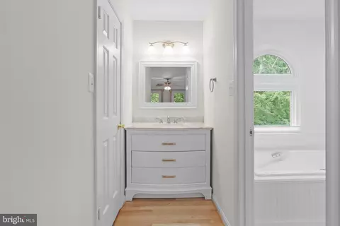 Bath - 6906 Trillium Ln, Springfield, VA 22152 photo 5 of 7