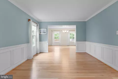 Living - 6906 Trillium Ln, Springfield, VA 22152 photo 3 of 4