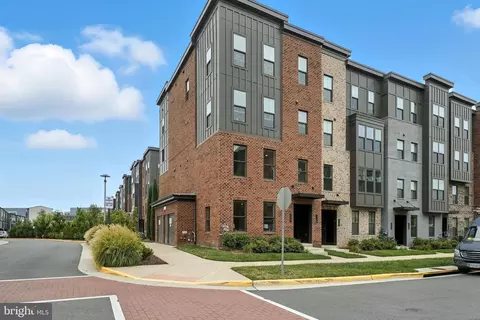 2254 Woodland Gap Ter, Herndon, VA 20171