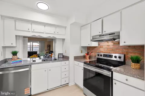 Kitchen - 8550 Milford Ct #892, Springfield, VA 22152 photo 3 of 4