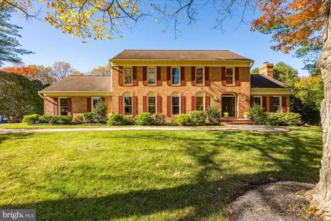 8426 Holly Leaf Dr, Mclean, VA 22102