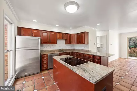 8426 Holly Leaf Dr, Mclean, VA 22102 photo 13