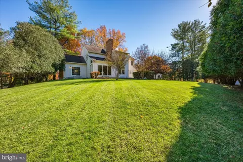 8426 Holly Leaf Dr, Mclean, VA 22102 photo 3