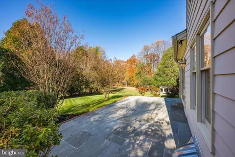 8426 Holly Leaf Dr, Mclean, VA 22102 photo 17