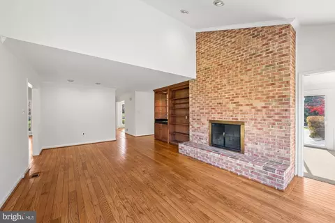 8426 Holly Leaf Dr, Mclean, VA 22102 photo 9