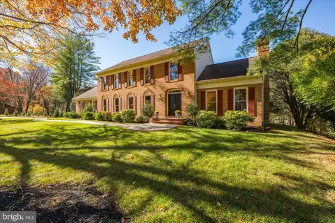 8426 Holly Leaf Dr, Mclean, VA 22102 photo 2