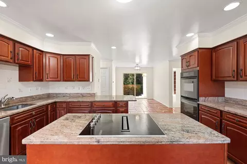 8426 Holly Leaf Dr, Mclean, VA 22102 photo 14