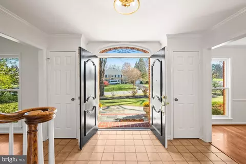 8426 Holly Leaf Dr, Mclean, VA 22102 photo 5