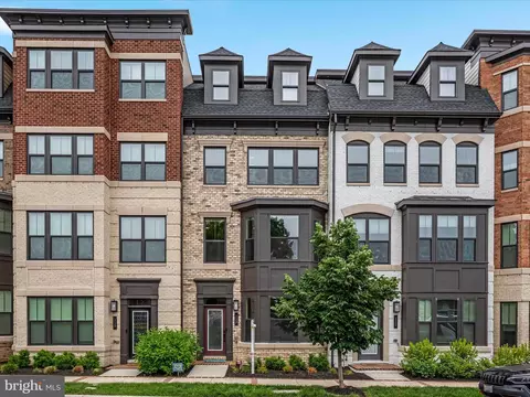 113 Pleasant St NW #6, Vienna, VA 22180