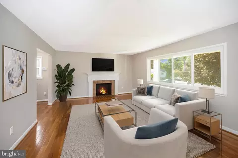 Living - 6400 Kroy Dr, Springfield, VA 22150 photo 2 of 7