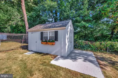 Exterior - 6400 Kroy Dr, Springfield, VA 22150 photo 7 of 9