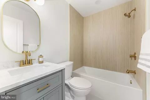 Bath - 1802 Cranberry Ln, Reston, VA 20191 photo 3 of 3