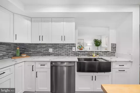 Kitchen - 1502 Deer Point Way, Reston, VA 20194 photo 5 of 8