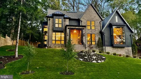Exterior - 1441 Woodacre Dr, Mclean, VA 22101 photo 7 of 9