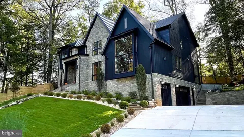 Exterior - 1441 Woodacre Dr, Mclean, VA 22101 photo 5 of 9