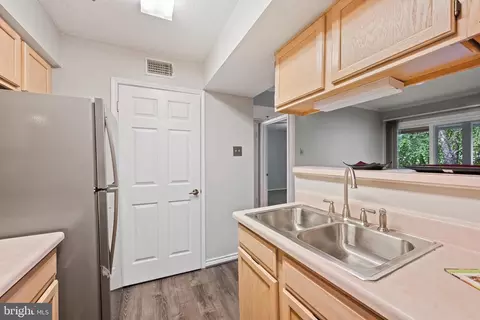 Kitchen - 1504 Lincoln Way #404, Mclean, VA 22102 photo 2 of 4