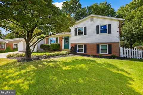13715 Pennsboro Dr, Chantilly, VA 20151
