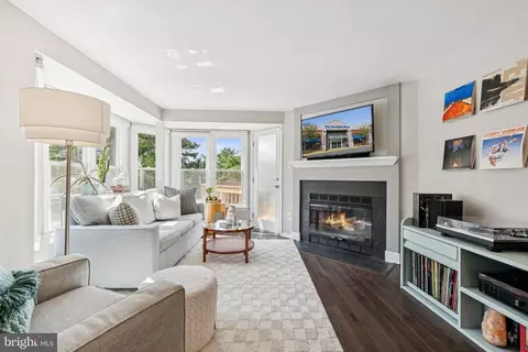 1692 Oaktree Ct, Reston, VA 20194 photo 3