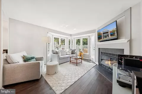 1692 Oaktree Ct, Reston, VA 20194
