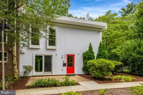 1600 Wainwright Dr, Reston, VA 20190 photo 2