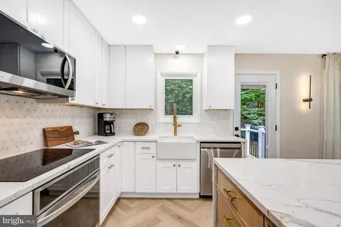 Kitchen - 1929 Baton Dr, Vienna, VA 22182 photo 3 of 3