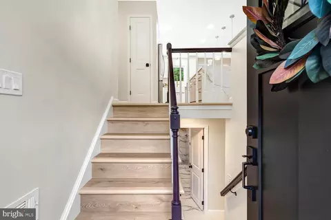 Entry Way - 1929 Baton Dr, Vienna, VA 22182 photo 2 of 2