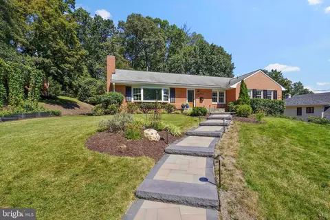 1208 Huntly Pl, Alexandria, VA 22307