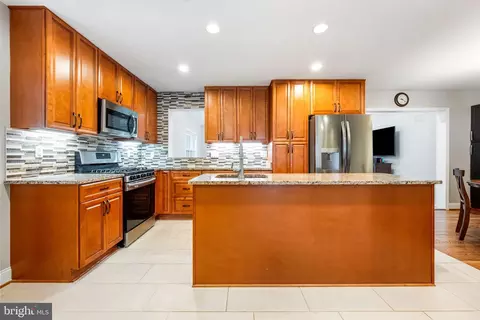 7203 Hadlow Dr, Springfield, VA 22152