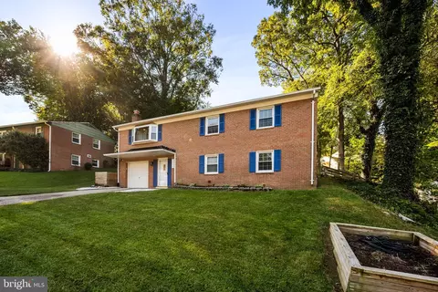 7203 Hadlow Dr, Springfield, VA 22152 photo 3