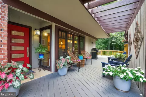 2410 Nottingham Dr, Falls Church, VA 22043