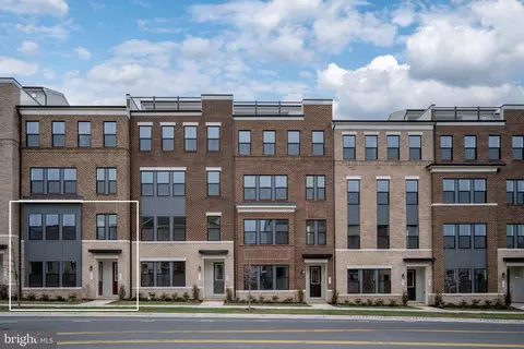 2611 River Birch Rd, Herndon, VA 20171