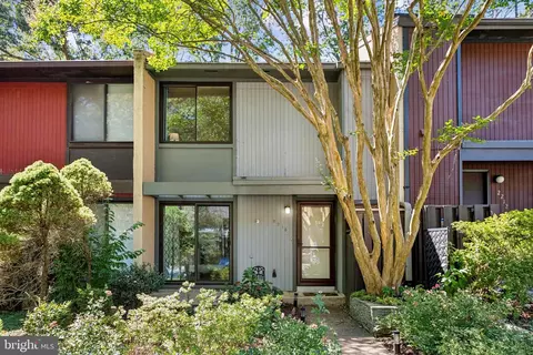 2210 Coppersmith Sq, Reston, VA 20191
