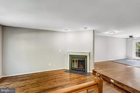 Living - 8182 Cliffview Ave, Springfield, VA 22153 photo 2 of 4