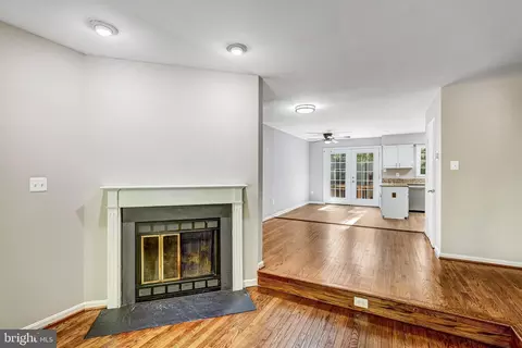 Living - 8182 Cliffview Ave, Springfield, VA 22153 photo 3 of 4