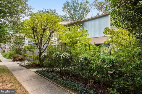 Exterior - 11653 Newbridge Ct, Reston, VA 20191 photo 2 of 15