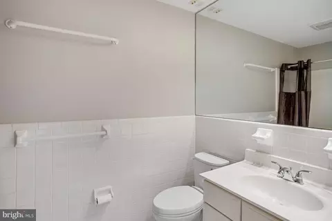 Bath - 11653 Newbridge Ct, Reston, VA 20191 photo 3 of 8